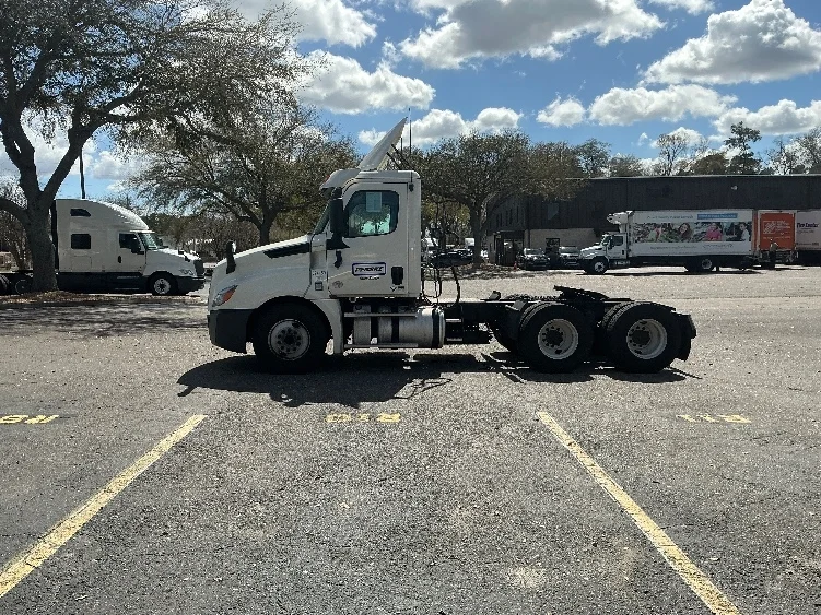 2019 Freightliner Cascadia in Jacksonville, FL — photo 4
