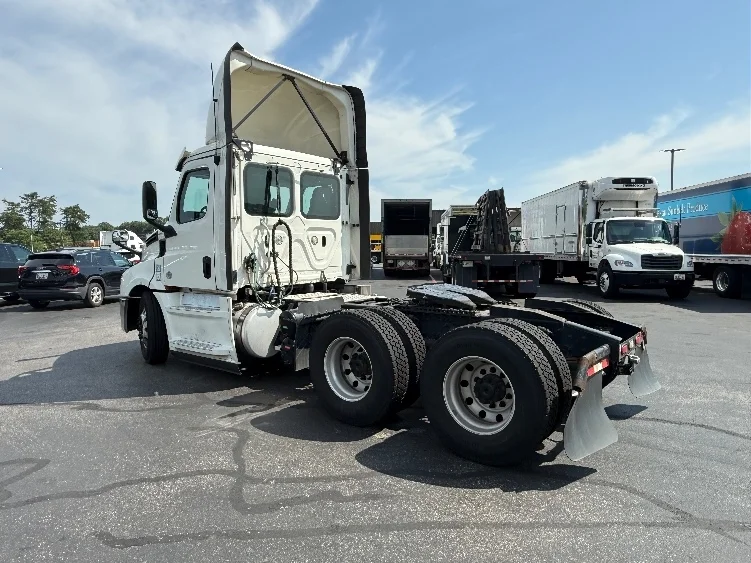 2019 Freightliner Cascadia in Jessup, MD — photo 5