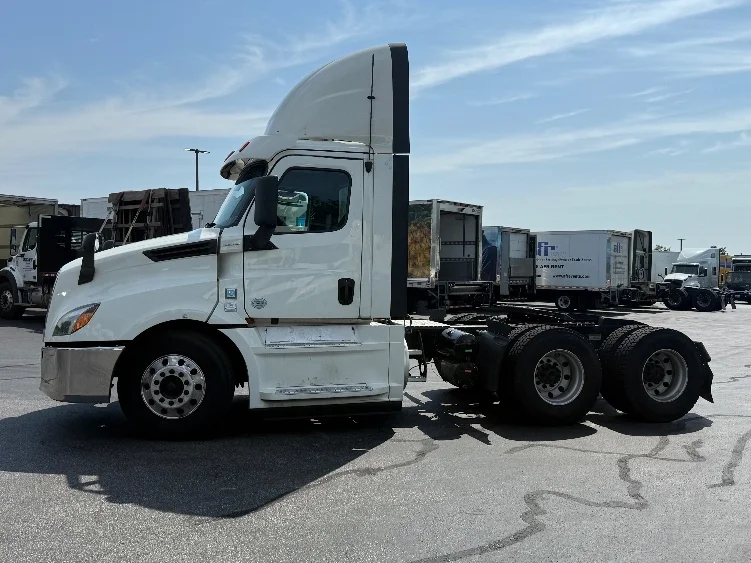 2019 Freightliner Cascadia in Jessup, MD — photo 4