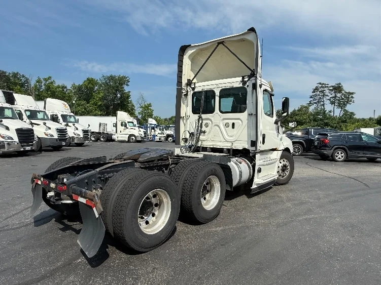 2019 Freightliner Cascadia in Jessup, MD — photo 7