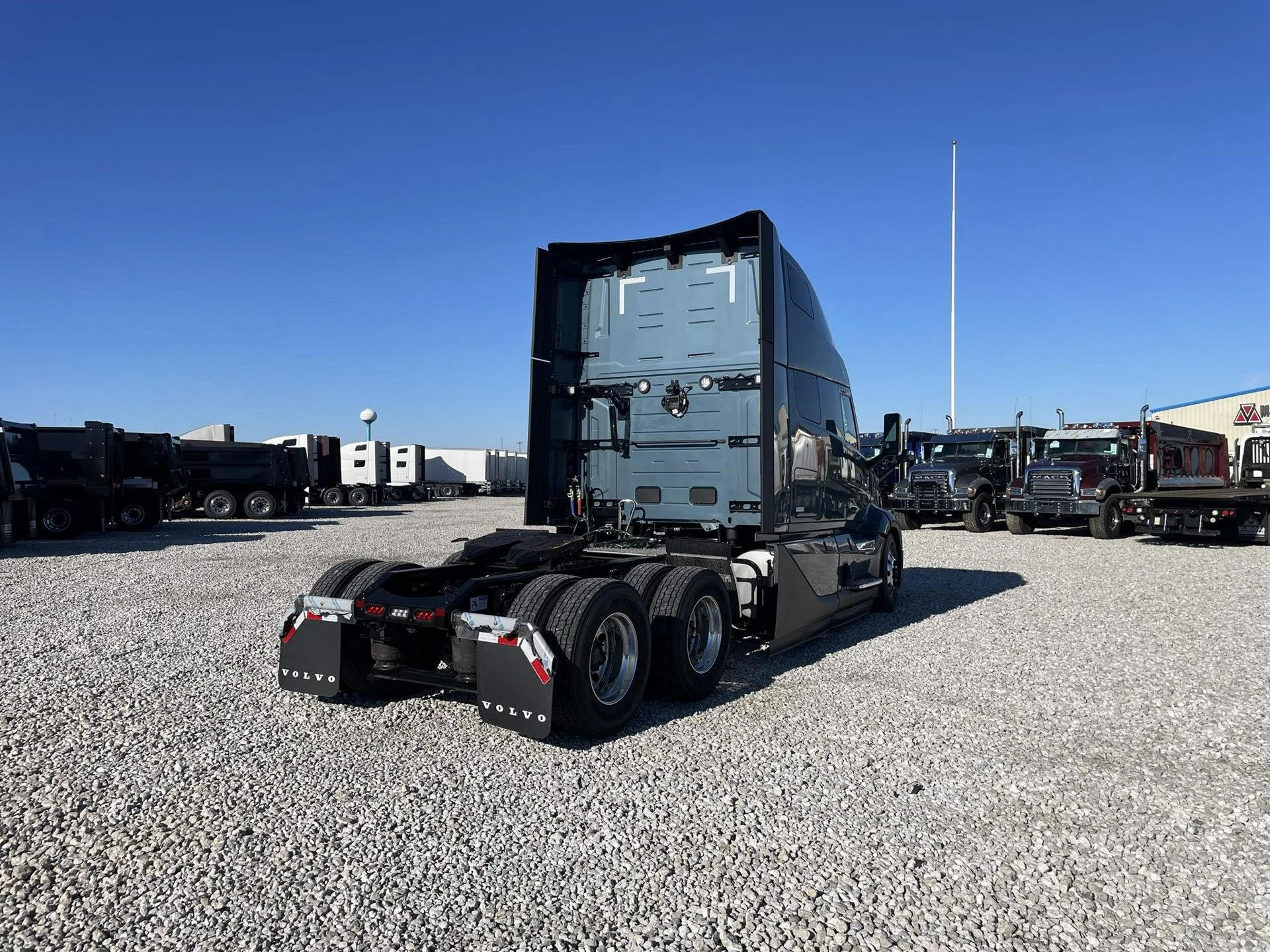2027 Volvo VNL 860 in London, OH — photo 3