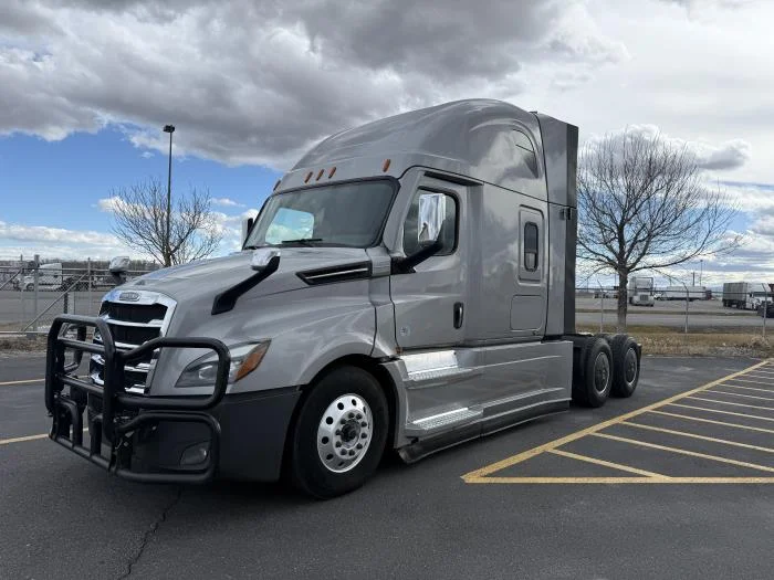 2022 Freightliner Cascadia - image 2