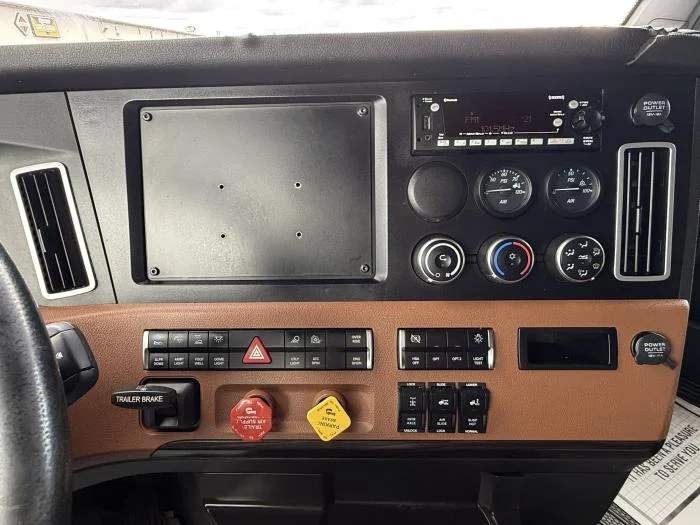 2022 Freightliner Cascadia - image 12