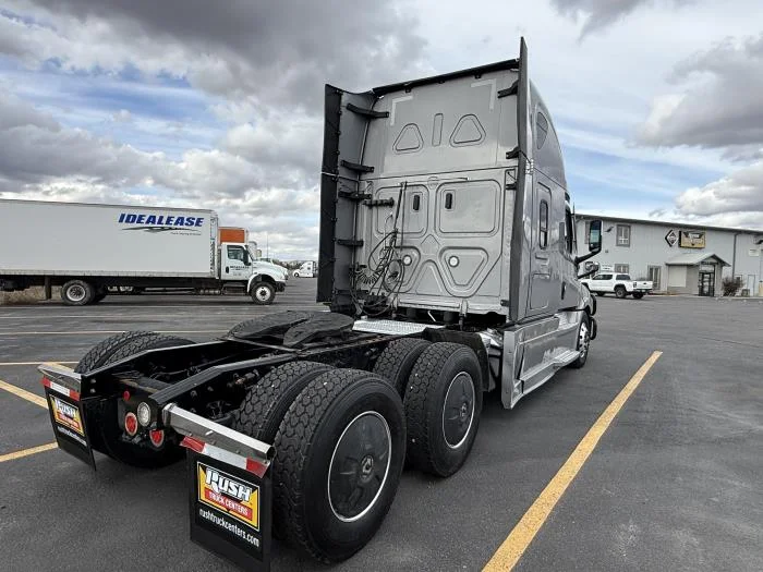2022 Freightliner Cascadia - image 6