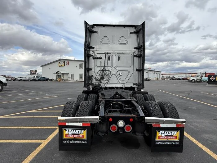 2022 Freightliner Cascadia - image 5