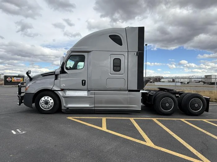 2022 Freightliner Cascadia - image 3