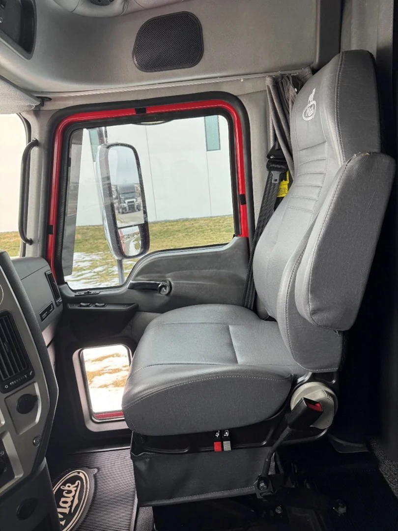 2018 MACK CXU613 - USED TRUCKS SLEEPER - image 17