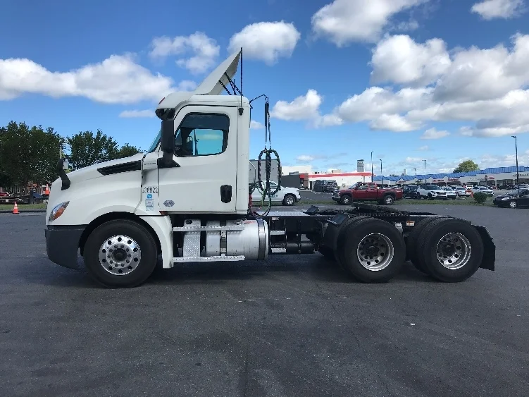 2020 Freightliner Cascadia in South Plainfield, NJ — photo 4