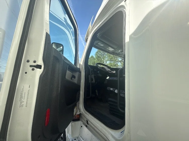 2020 Freightliner Cascadia - image 9