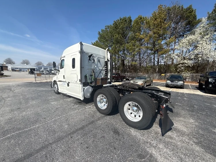 2020 Freightliner Cascadia - image 5