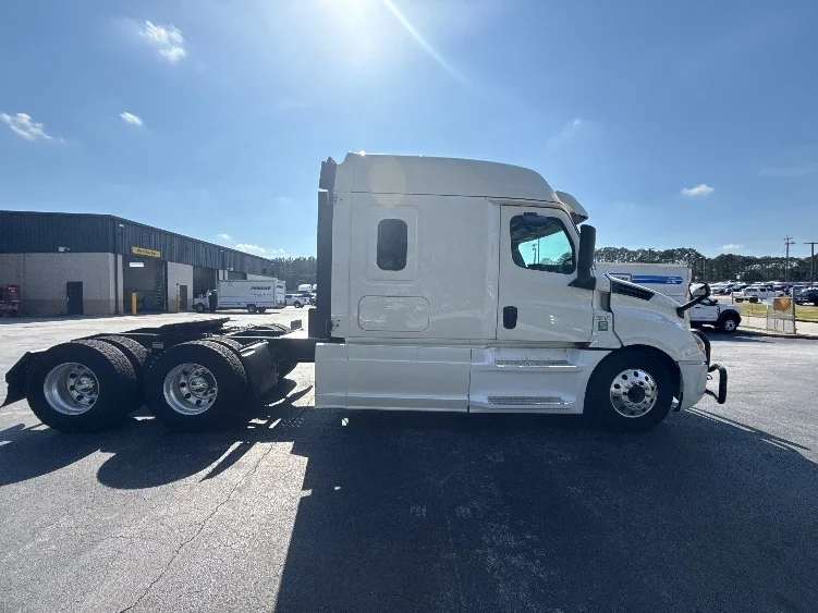 2020 Freightliner Cascadia - image 8