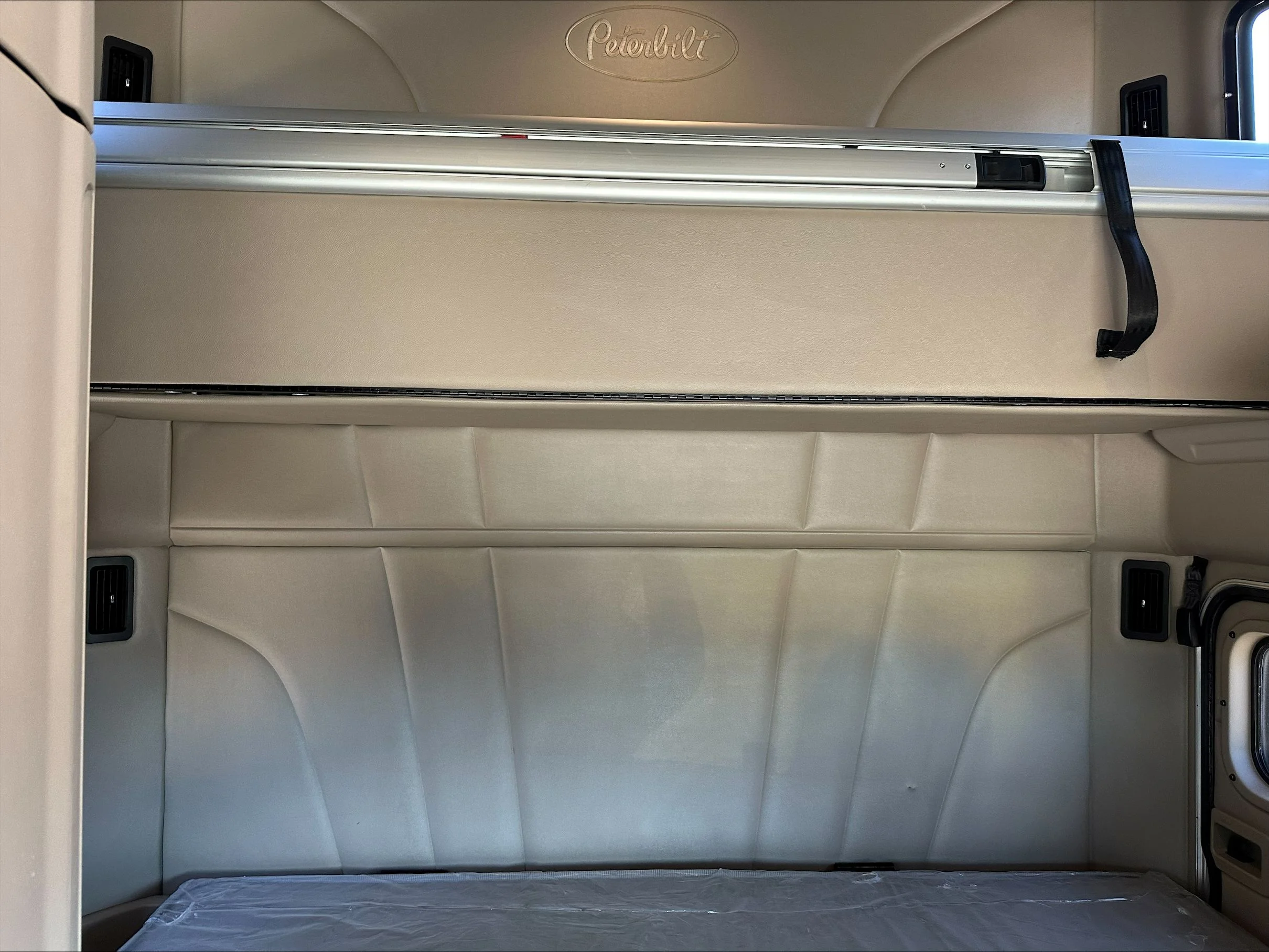 2020 Peterbilt 579 - image 9