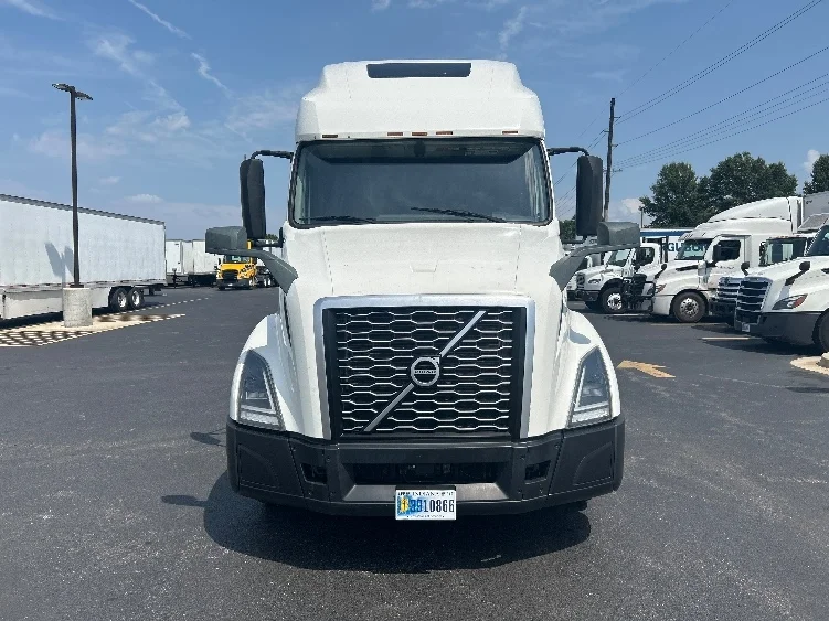 2023 Volvo VNL 760 in Lowell, AR — photo 2