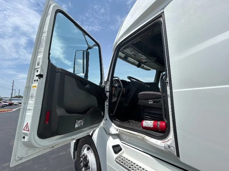 2023 Volvo VNL 760 in Lowell, AR — photo 9