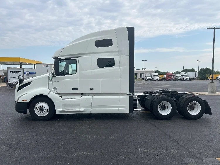 2023 Volvo VNL 760 in Lowell, AR — photo 4