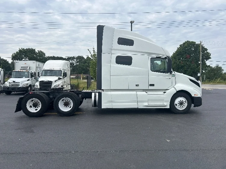 2023 Volvo VNL 760 in Lowell, AR — photo 8