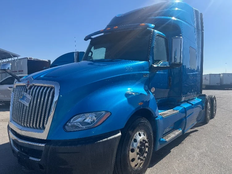 2020 International LT - image 3