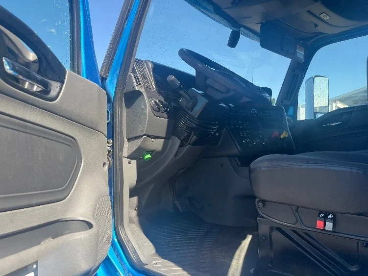 2020 International LT - image 9