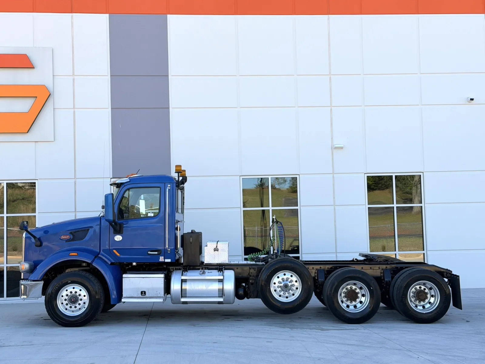 2016 Peterbilt 567 - image 4