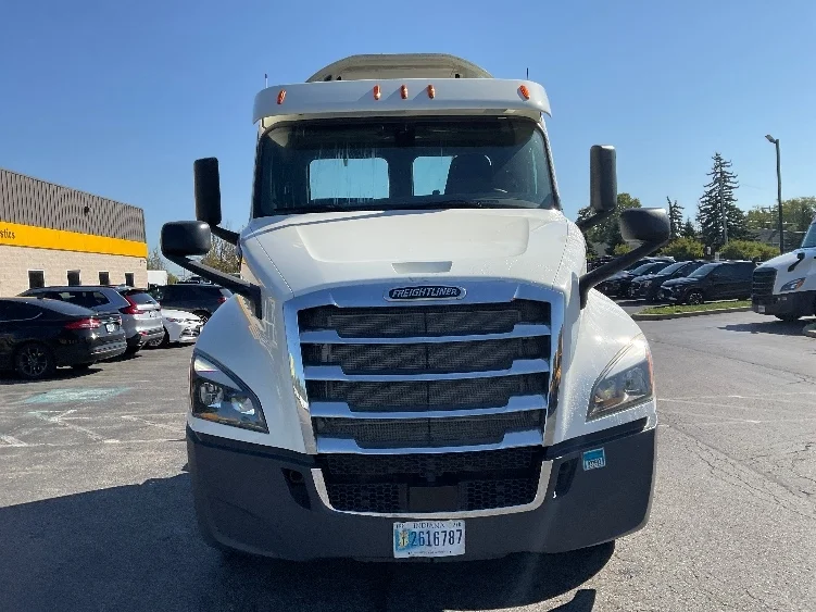 2018 Freightliner Cascadia in Rochester, NY — photo 2