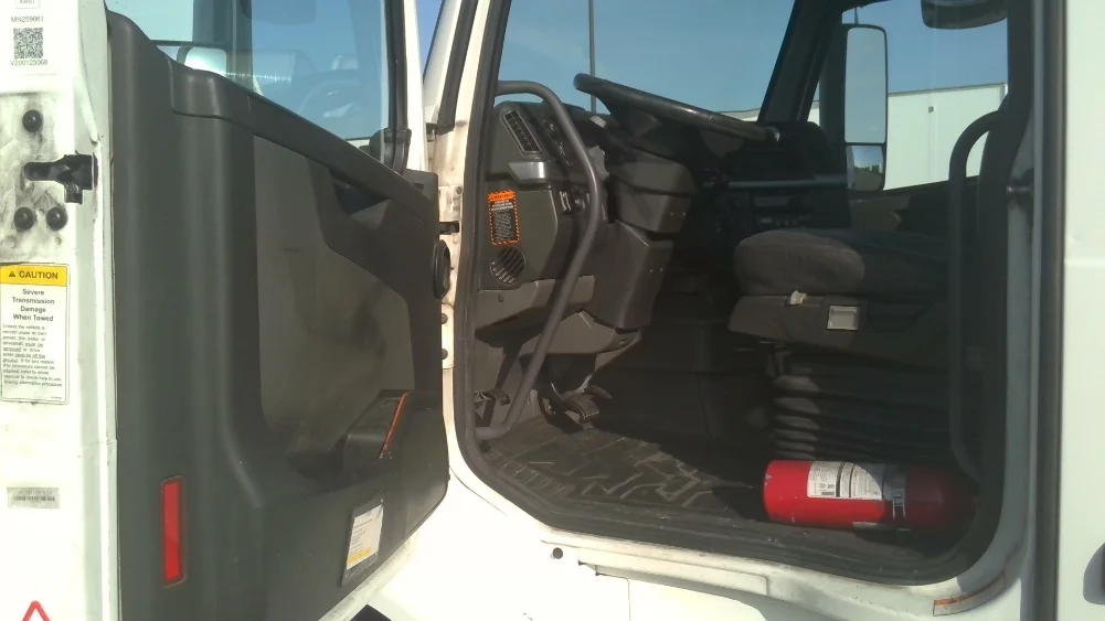 2021 Volvo VNR 640 - image 9