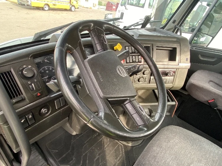 2021 Volvo VNR 640 - image 10