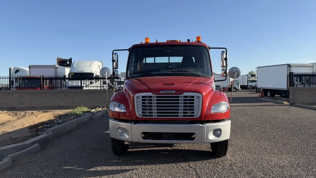 2020 Freightliner M2 106 in Phoenix, AZ — photo 2