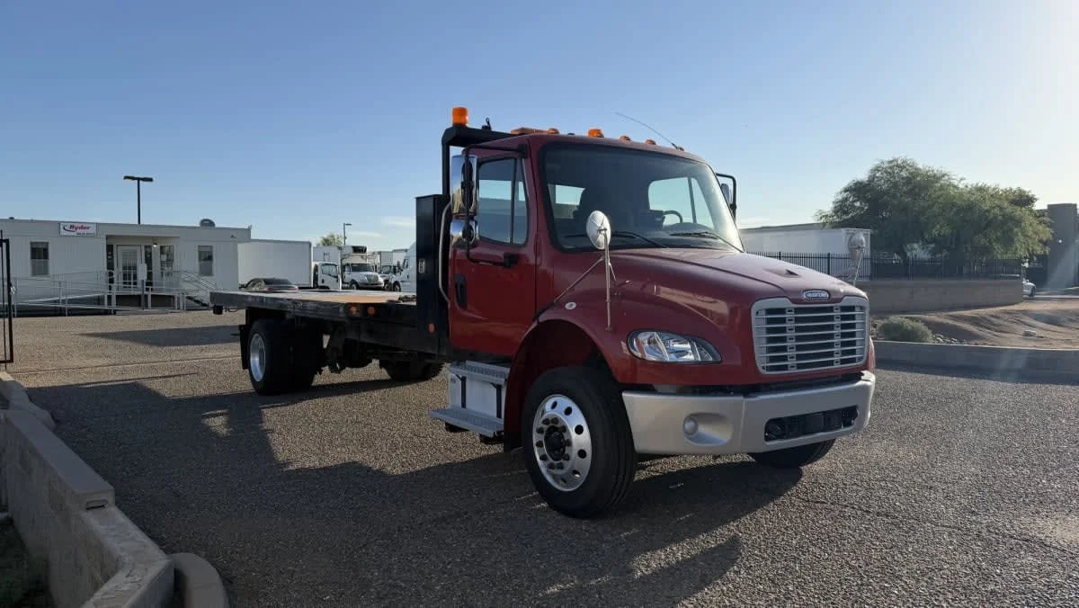 2020 Freightliner M2 106 in Phoenix, AZ — photo 3