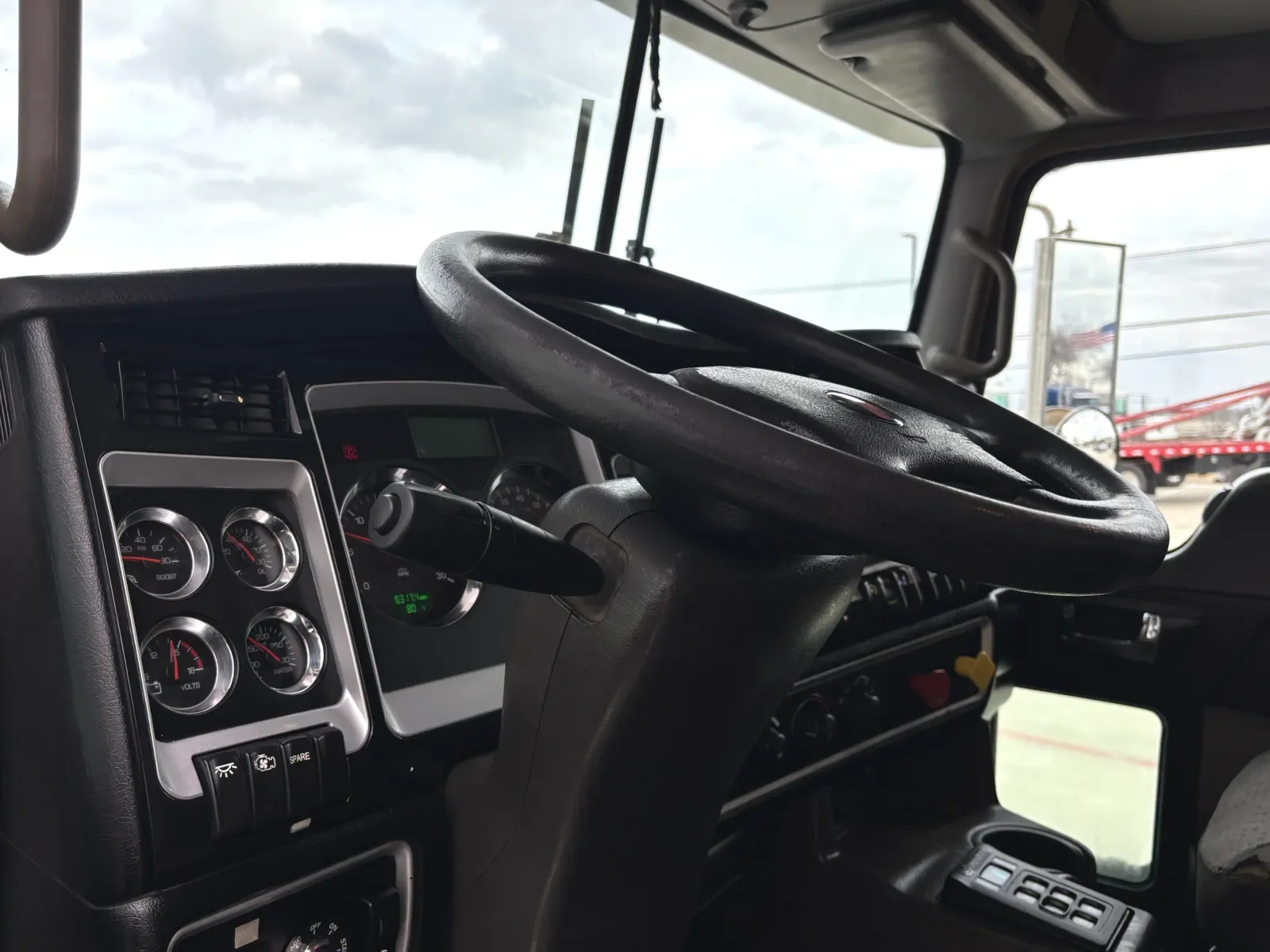 2015 Kenworth T800 - image 16