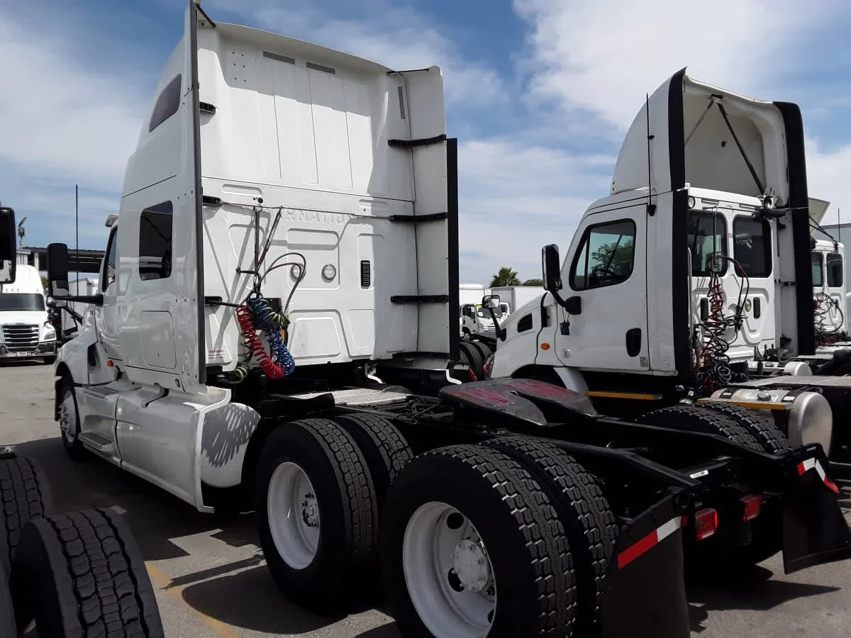 2020 International LT - image 6