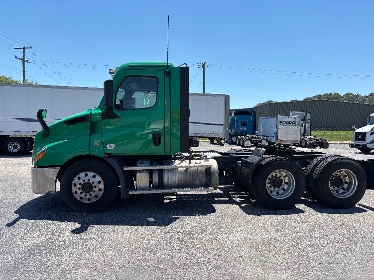2022 Freightliner Cascadia in Prince George, VA — photo 4