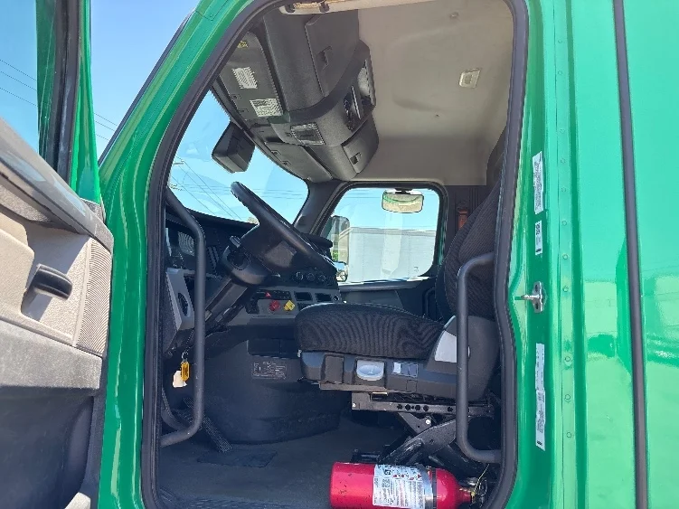2022 Freightliner Cascadia in Prince George, VA — photo 9