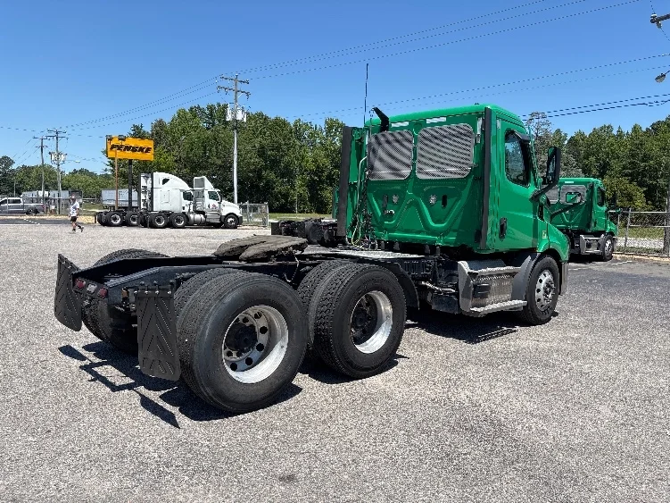 2022 Freightliner Cascadia in Prince George, VA — photo 7