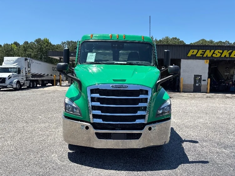 2022 Freightliner Cascadia in Prince George, VA — photo 2