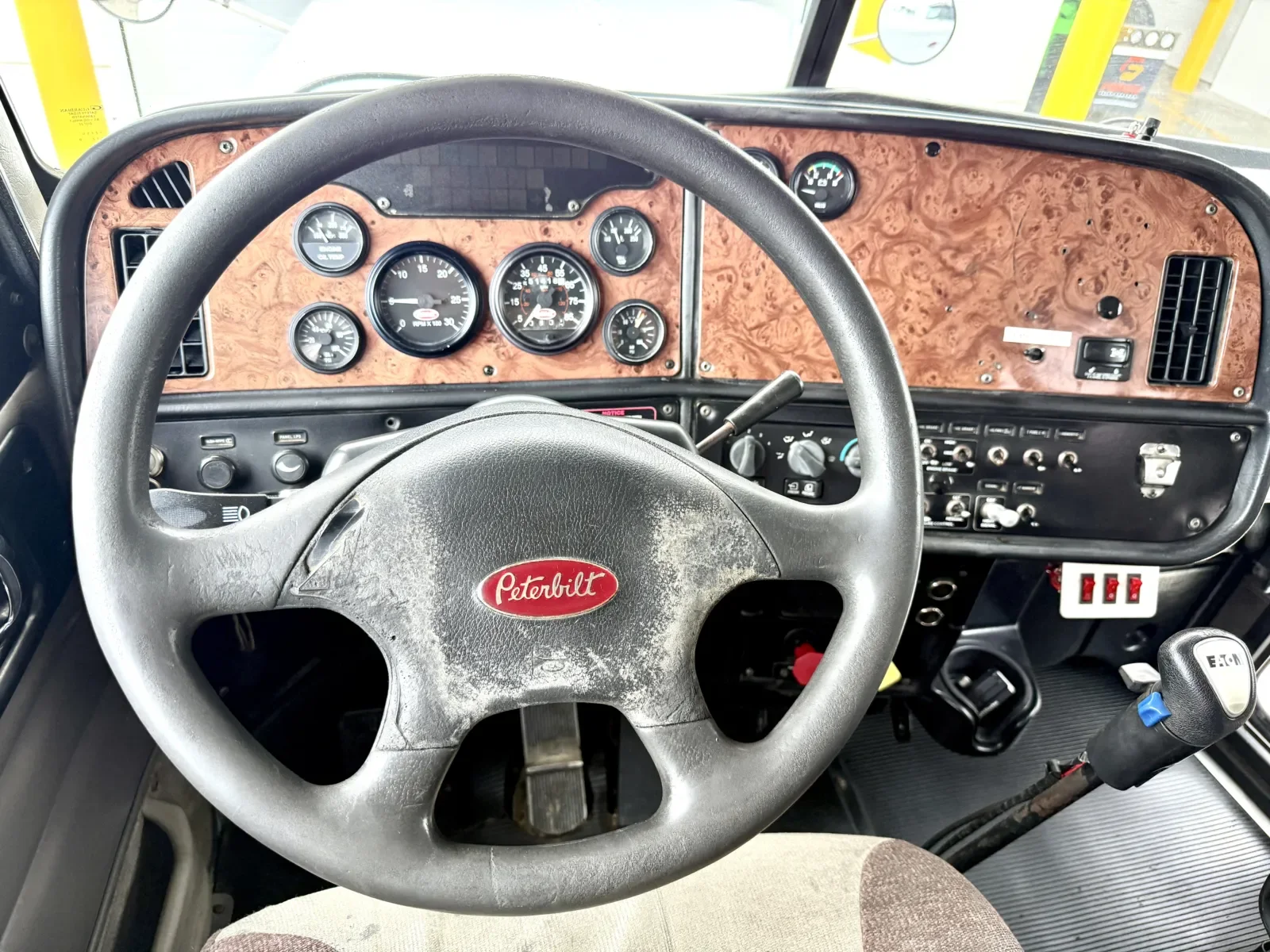 2005 Peterbilt 379 in New Lenox, IL — photo 16