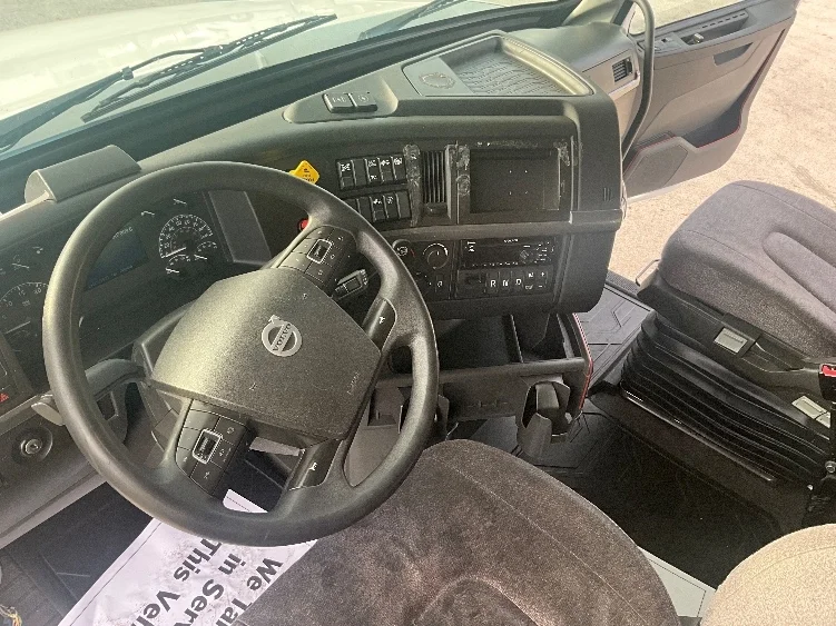 2022 Volvo VNL 760 - image 10