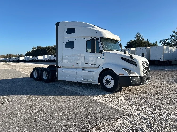 2022 Volvo VNL 760 - image 1