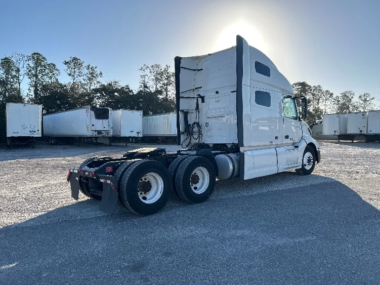 2022 Volvo VNL 760 - image 7