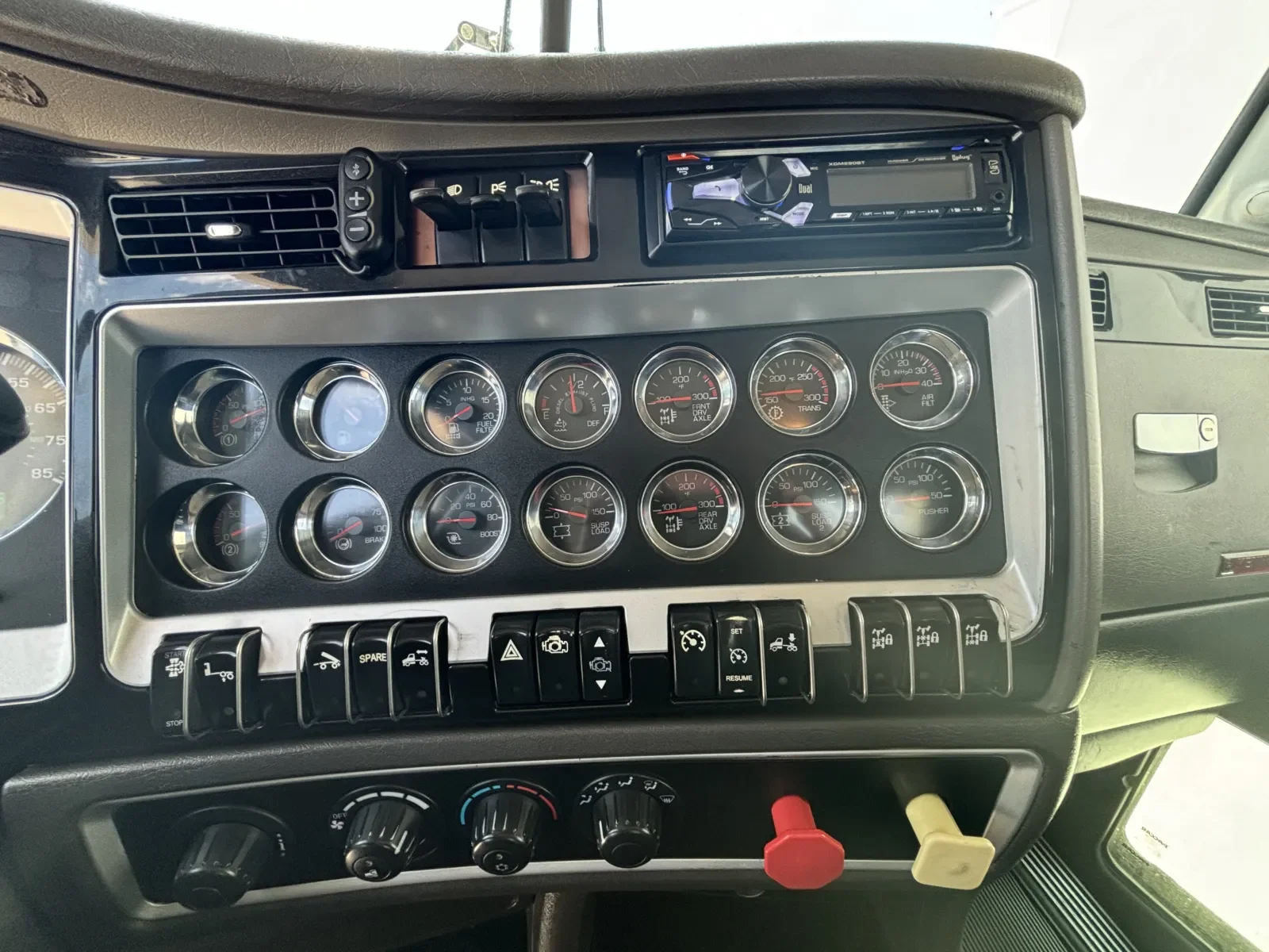 2013 Kenworth T800 in Hutchins, TX — photo 17