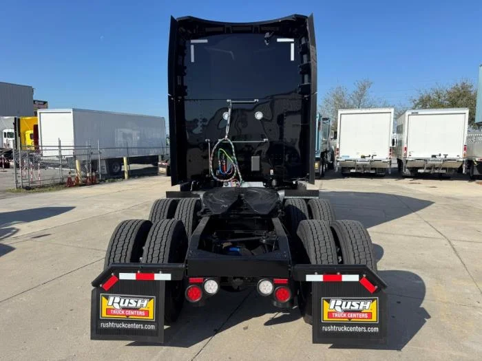 2027 Peterbilt 579 - image 7