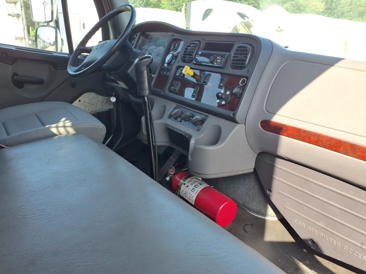 2019 Freightliner M2 106 in Houston, TX — photo 11