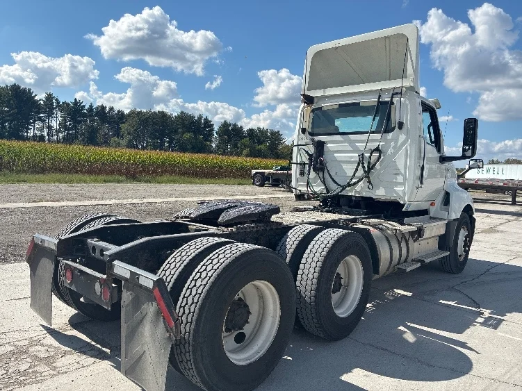 2018 International LT - image 7