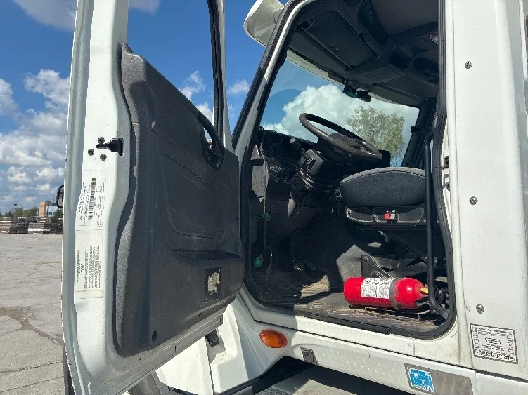 2018 International LT - image 9