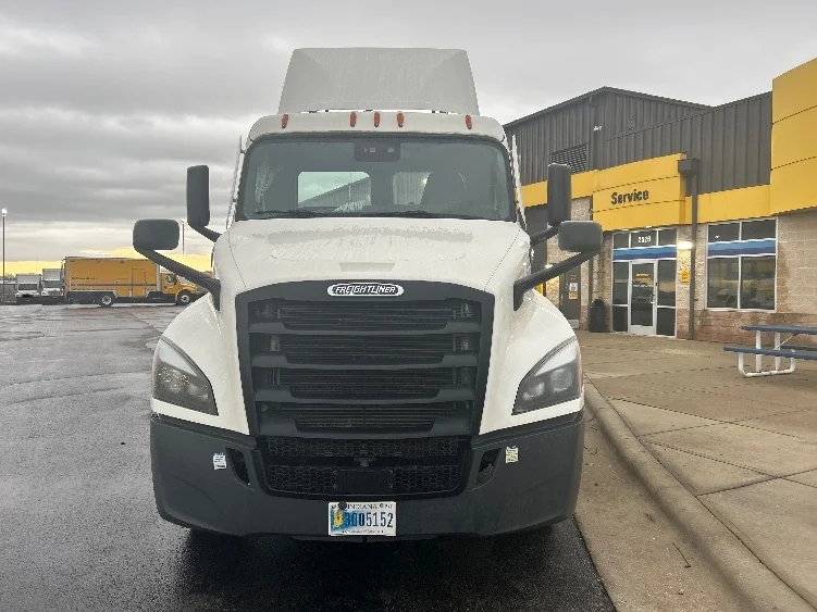 2021 Freightliner Cascadia in Springfield, MO — photo 2