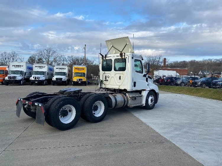 2019 Freightliner Cascadia in Parkersburg, WV — photo 7