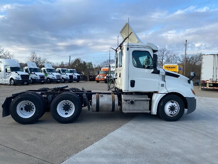 2019 Freightliner Cascadia in Parkersburg, WV — photo 8