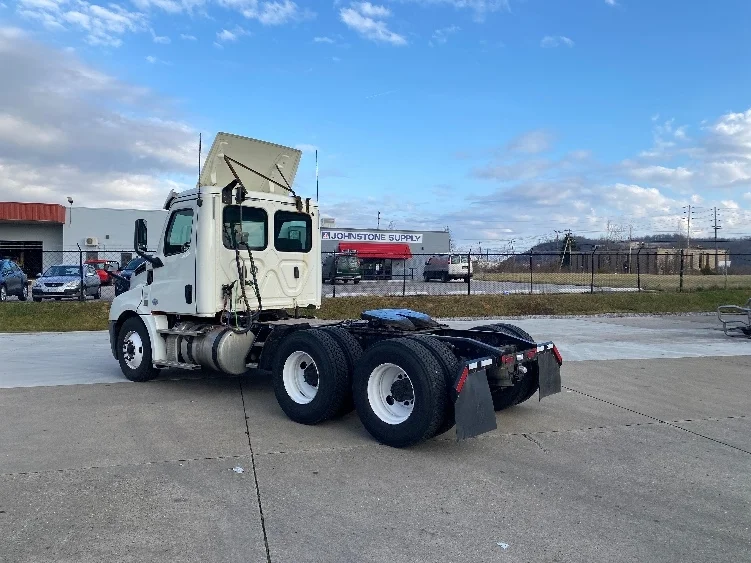 2019 Freightliner Cascadia in Parkersburg, WV — photo 5