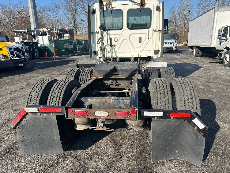 2018 Freightliner Cascadia in Parsippany, NJ — photo 6