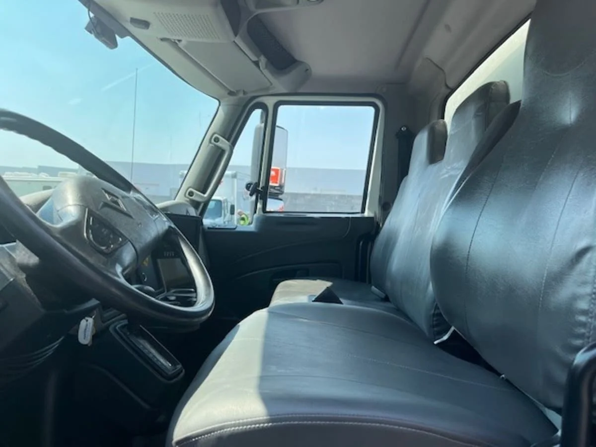 2018 International 4300 - image 7