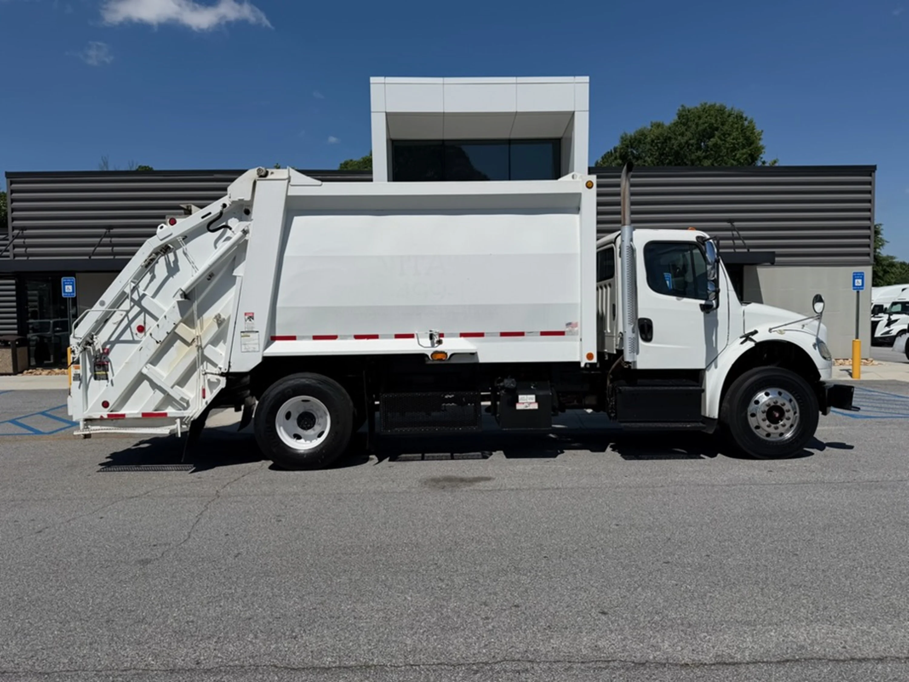 2016 Freightliner M2 106 in Savannah, GA — photo 2
